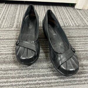 Baretraps Analise black slip on comfort closed toe walking shoes.  Sz 8.5